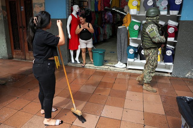 An armed soldier patrols a commercial area, in the aftermath of a wave a violence that saw the storming of a TV station on-air and explosions around the nation, in Quito, Ecuador on January 11, 2024. (Photo by /Ivan Alvarado/Reuters)