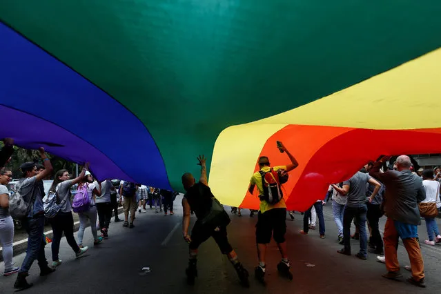 Participants hold up a rainbow flag during an annual Gay Pride Parade in Mexico City, Mexico June 25, 2016. (Photo by Edgard Garrido/Reuters)