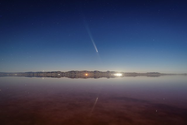 The Comet C/2023 A3 (ATLAS-Tsuchinshan) is visible in the sky over the Great Salt Lake west of Salt Lake City, Utah just after sunset on Monday, October 14, 2024. (Phoot by Spenser Heaps/AP Photo)