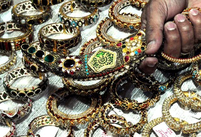 An exhibitor display a gold knief at the eight edition of the “Asia Jewels Fair” in Bangalore, India, 30 August 2014. Over 60 exhibitors from different parts of the country showcase their latest collections of fine gold jewellery, diamond jewellery and traditional jewellery to consumers in the three day event. (Photo by Jagadeesh Nv/EPA)