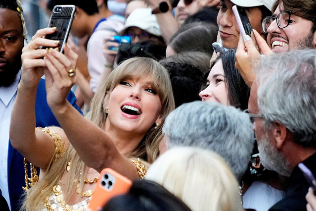 American singer-songwriter Taylor Swift poses for a selfie with fans as she arrives to speak at the Toronto International Film Festival (TIFF) in Toronto, Ontario, Canada on September 9, 2022. (Photo by Mark Blinch/Reuters)
