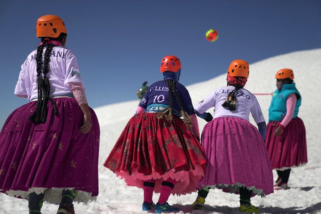 Aymara indigenous women members of the Climbing Cholitas of Bolivia Warmis play a football match at about 6.000 m, in the last flat area before making summit at the 6.088-metre Huayna Potosi mountain, near El Alto, Bolivia, on August 14, 2022. The Climbing Cholitas of Bolivia Warmis is a group dedicated to campaigning for the rights of indigenous women through mountaineering. (Photo by Martìn Silva/AFP Photo)