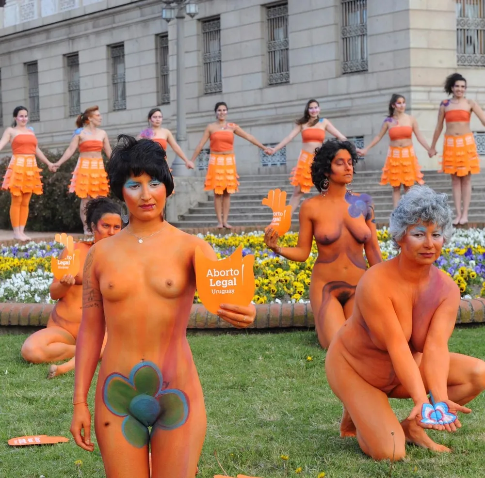 Nudism in Favour of the Legalization of the Abortion in Montevideo