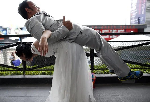 A Thai bride-to-be and groom-to-be groom warm up before competing in the “Running of the Brides” event in Bangkok, Thailand, 02 December 2017. (Photo by Rungroj Yongrit/EPA/EFE/Rex Features/Shutterstock)