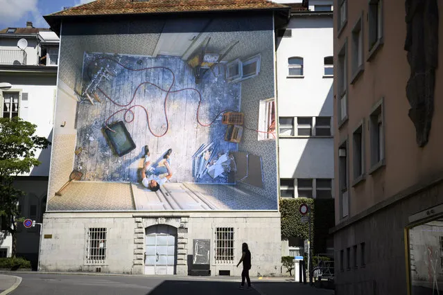 A view of a giant picture of Irish, American and Swiss photographer Teresa Hubbard exhibited on the facade of a building during the Festival Images Vevey, in Vevey, Switzerland, 02 September 2020. The Festival Images Vevey, Biennial of Visual Arts, exhibits 49 projects, 28 outdoor and 24 indoor photographic installations, displayed free of charge in the streets of Vevey between 05 and 27 September 2020. (Photo by Laurent Gilliéron/EPA/EFE)