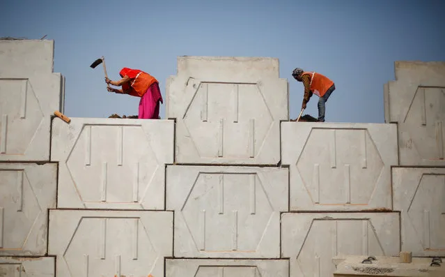 Labourers work at the construction site of a flyover in New Delhi, India, February 1, 2018. (Photo by Adnan Abidi/Reuters)