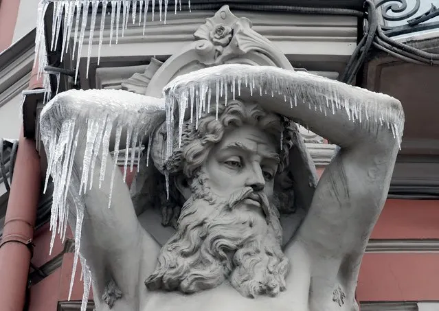 A sculpture of Atlant by the Danish sculptor David Jensen (1816 - 1902) is covered with melting ice at the Beloselsky-Belozersky Palace in St. Petersburg, Russia, 07 March 2023. The temperatures have reached zero degrees Celsius in the second largest city of Russia. (Photo by Anatoly Maltsev/EPA)