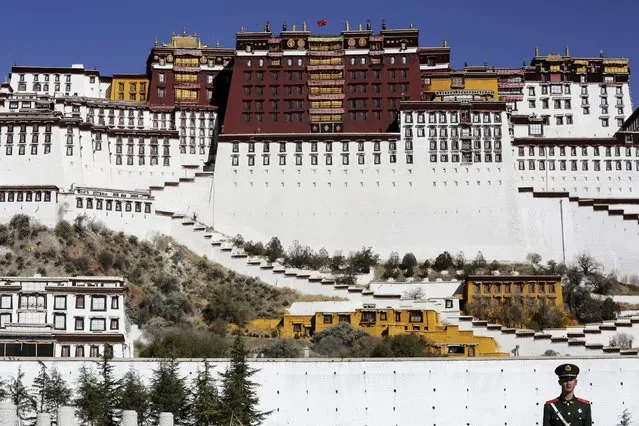 A paramilitary policeman stands guard in front of the Potala Palace in Lhasa, Tibet Autonomous Region, China November 17, 2015. (Photo by Damir Sagolj/Reuters)