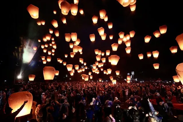 People release sky lanterns during the celebration of Lantern Festival, in Pingxi, New Taipei City, Taiwan, 15 February 2022. Taiwanese and foreign tourists released thousand of lanterns into the sky to wish for peace and happiness. (Photo by Ritchie B. Tongo/EPA/EFE)