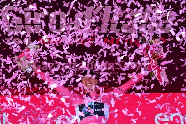 Team DSM's Norwegian rider Andreas Leknessund celebrates his overall leader's pink jersey on the podium after the sixth stage of the Giro d'Italia 2023 cycling race, 162 km between Naples and Naples, on May 11, 2023. (Photo by Luca Bettini/AFP Photo)