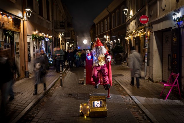 A street artist performs in the Old Town in Vilnius, Lithuania, Saturday, January 25, 2025. (Photo by Mindaugas Kulbis/AP Photo)