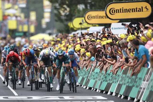 Alpecin-Deceuninck's Belgian rider Jasper Philipsen (2nd R) sprints to the finish line ahead of Team Jayco Alula's Dutch rider Dylan Groenewegen (R) and Bahrain – Victorious' German rider Phil Bauhaus (C) to win the 11th stage of the 110th edition of the Tour de France cycling race, 180 km between Clermont-Ferrand and Moulins, in central France, on July 12, 2023. (Photo by Anne-Christine Poujoulat/AFP Photo)