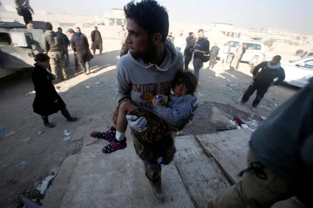 A member of Iraqi special forces carries an injured girl from clashes in Mosul, Iraq, November 29, 2016. (Photo by Khalid al Mousily/Reuters)