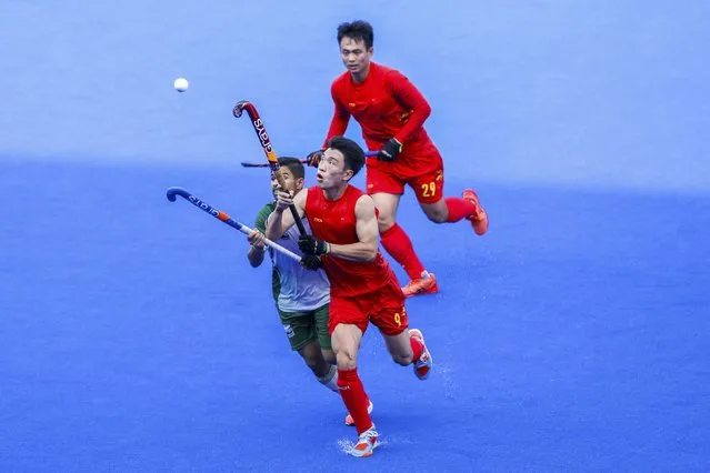 Pakistan's Ahtisham Aslam, center, and China's Chongcong Chen compete for the ball during the men's Asian Champions Trophy hockey match played for the 5th and 6th positions between China and Pakistan in Chennai, India, Friday, August 11, 2023. (Photo by R. Parthibhan/AP Photo)