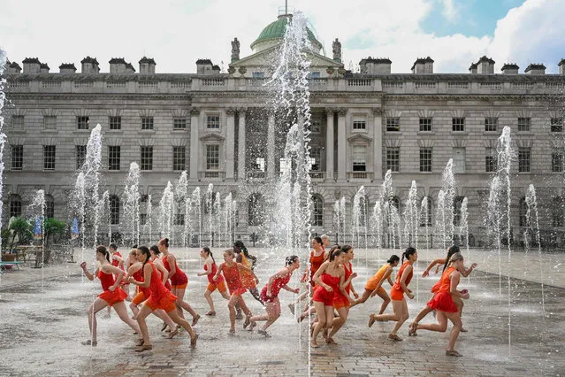Dancers perform in the fountains at Somerset House, in a dress rehearsal for Indian-born British choreographer Shobana Jeyasingh's “Counterpoint” in London on August 17, 2023. There will be eight performances of Counterpoint over the weekend of 19 and 20 August, part of Somerset House's Summer in the Courtyard and Westminster City Council's Inside Out festival. (Photo by Daniel Leal/AFP Photo)