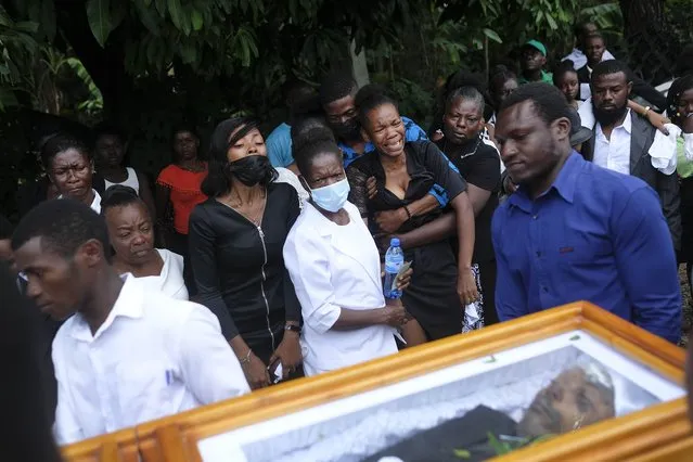 Relatives mourn Baptist church minister Andre Tessono, who was killed during the 7.2 magnitude earthquake hit the area  8 days ago, during his funeral in the Picot neighborhood in Les Cayes, Haiti, Sunday, August 22, 2021. (Photo by Matias Delacroix/AP Photo)