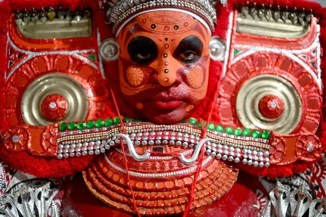 n Indian artist dressed as the Hindu deity Bhagawathy waits to perform during the traditional dance festival “Theyyam” also known as “Kaliyattam”, at Muthappa Swami temple in Somwarpet on March 19, 2024. (Photo by Idrees Mohammed/AFP Photo)