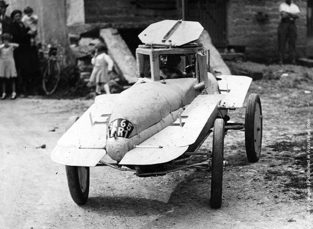 A submarine motor car, 1937