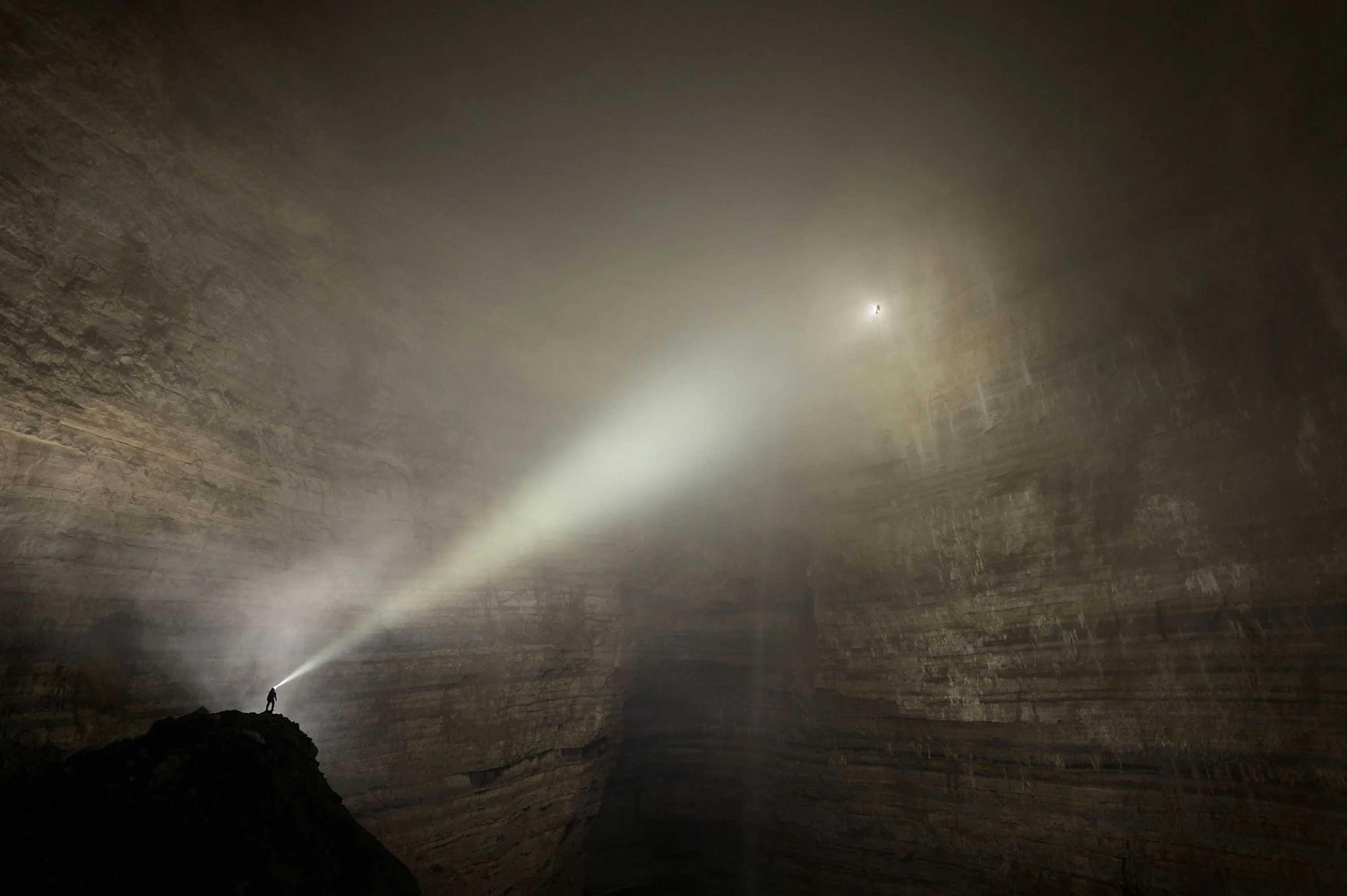 Появился луч света. Пещера Эр Ван Донг. Пещера Эр Ван Донг в китайской провинции Чунцин. Робби Шон пещерный фотограф. Свет в пещере.