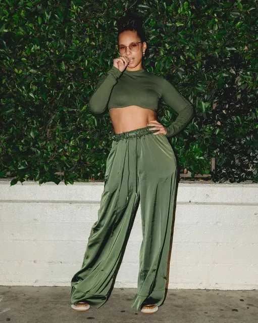 American singer-songwriter Alica Keys blends in with the shrubs in an all-green outfit last decade of January 2022. (Photo by aliciakeys/Instagram)