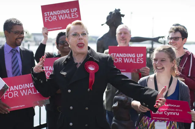 Comedian Eddie Izzard campaigns for the Labour party in Mermaid Quay, Cardiff Bay on May 10, 2017 in Cardiff, Wales. A general election is to be held on June 8, 2017. (Photo by Matthew Horwood/Getty Images)