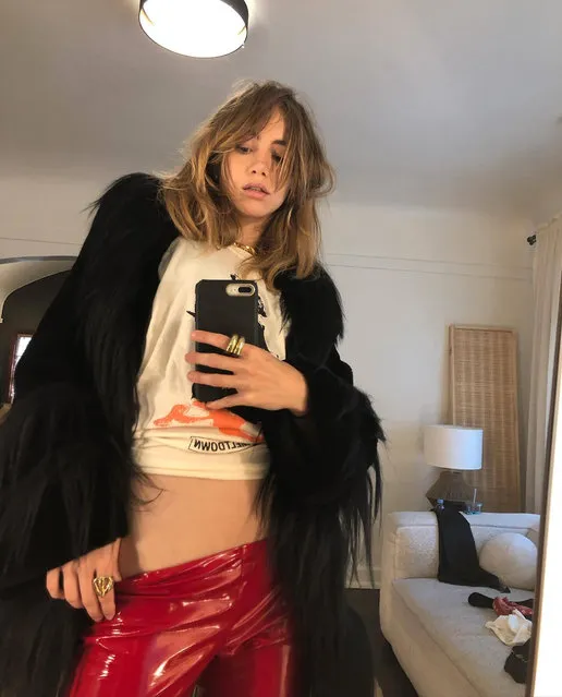 English model Suki Waterhouse bares a little belly in the first decade of May 2022. (Photo by sukiwaterhouse/Instagram)