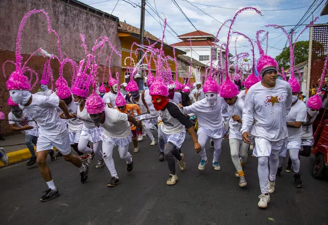 A group of men play “Jews of Masatepe” during the procession “'The Chained” in which residents chase and capture people dressed as Judas to chain and drag them along the streets as punishment for betraying Jesus Christ, as part of the activities of Holy Week, in Masatepe, 50 km south of Managua, on April 10, 2020, while most of the week's celebrations were cancelled worldwide as a precautionary measure against the spread of the new coronavirus, COVID-19. (Photo by Inti Ocon/AFP Photo)