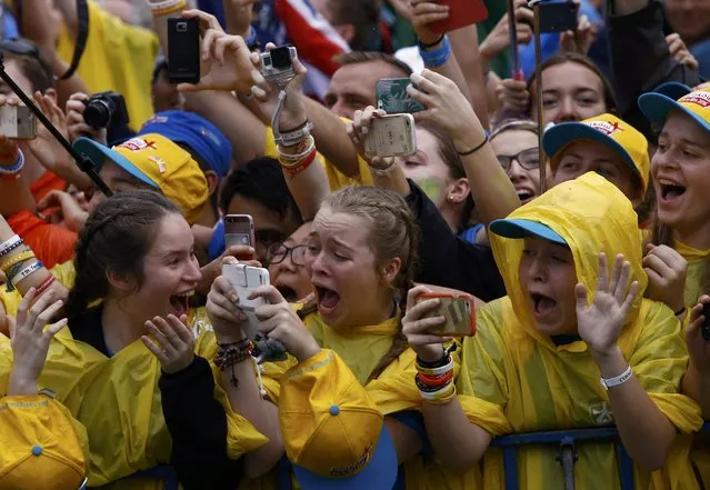 The faithful cheer as they wait for Pope Francis near the Bishop's Palace in Krakow, Poland July 28, 2016. (Photo by Kacper Pempel/Reuters)