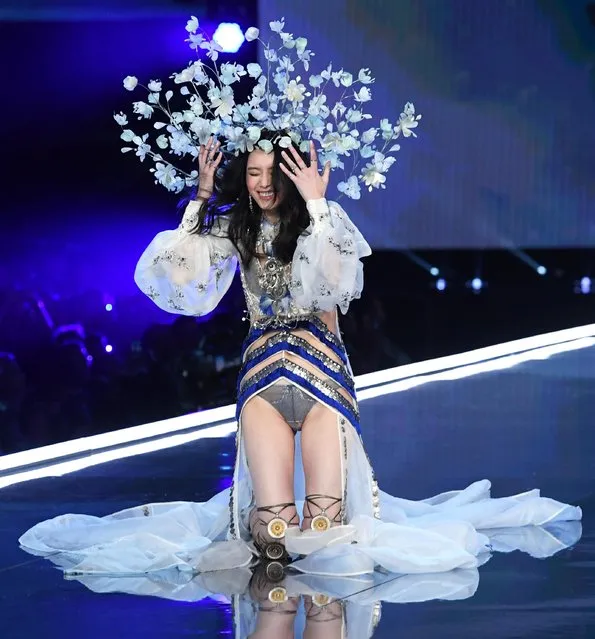 Model Ming Xi falls as she presents a creation during the 2017 Victoria's Secret Fashion Show in Shanghai, China, November 20, 2017. (Photo by David Fisher/Rex Features/Shutterstock)
