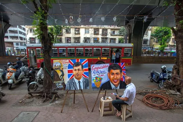 An Indian artist from Gurukul School of Art makes a painting to congratulate Rishi Sunak for becoming British Prime Minister, in Mumbai, India, 25 October 2022. Sunak is the first British prime minister of Indian descent. (Photo by Divyakant Solanki/EPA/EFE)