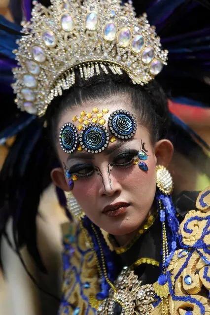 An Indonesian model wearing a colorful costume participates in a parade during the Batam Island International Culture Festival in Batam Island, Indonesia, 16 December 2017. (Photo by Hotli Simanjuntak/EPA/EFE)