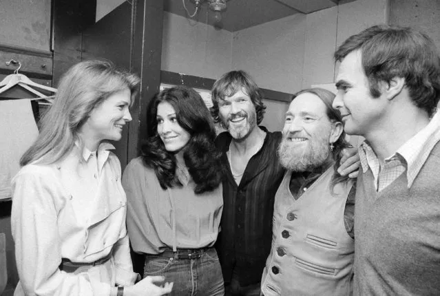 From left to right: actress Candice Bergen, singer Rita Coolidge, singer/songwriter Kris Kristofferson, country singer Willie Nelson, and actor Burt Reynolds are seen backstage at New York's Bottom Line after Coolidge and Kristofferson's opening night, January 4, 1979. (Photo by Richard Drew/AP Photo)