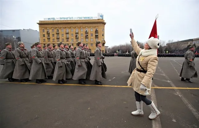 Participants dressed in historical uniforms march during a military parade marking the 80th anniversary of the victory of Red Army over Nazi Germany's troops in the Battle of Stalingrad during World War Two, in Volgograd, Russia February 2, 2023. (Photo by Kirill Braga/Reuters)