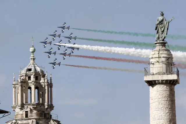 The Frecce Tricolori (Tricolour Arrows), the aerobatic demonstration team of the Italian Air Force, leave a colourful vapour trail as they fly over Rome, Italy, on the occasion of National Army Day, 04 November 2015. (Photo by Giuseppe Lami/EPA)