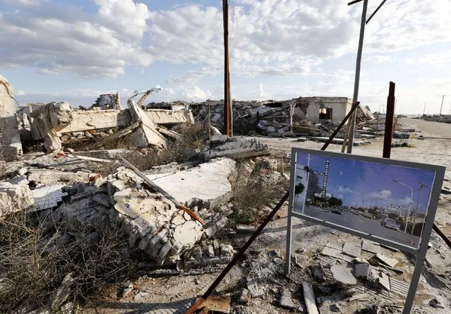 A picture taken in the 70s compares the place with the current state of a ruined house in the onetime spa and resort town Epecuen, November 5, 2015. (Photo by Enrique Marcarian/Reuters)