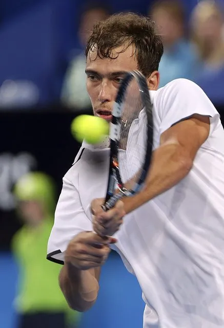 Jerzy Janowicz of Poland plays a backhand shot to John Isner of the U.S. during their men's singles tennis final at the 2015 Hopman Cup in Perth January 10, 2015. (Photo by Reuters/Stringer)