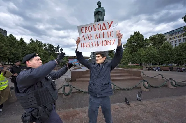 A police officer detains a demonstrator with a poster that reads: “Freedom for Alexei Navalny”, in Pushkinskaya Square in Moscow, Russia, Sunday, June 4, 2023. Imprisoned opposition leader Alexei Navalny has voiced hope for a better future in Russia as his supporters held demonstrations to mark his birthday. Risking their own prison terms, some Navalny supporters in Russia marked his birthday by holding individual pickets, and other painted graffiti. (Photo by AP Photo/Stringer)