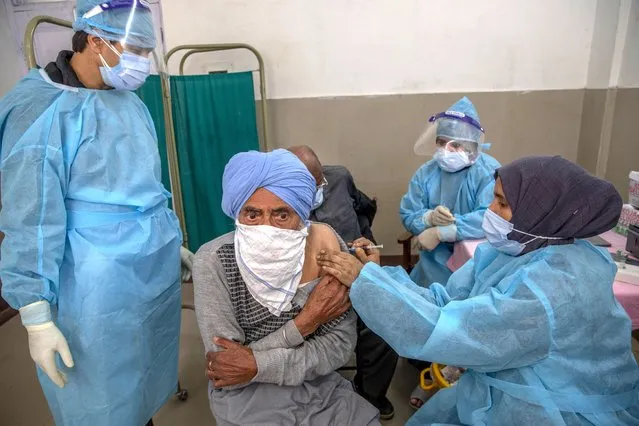 A Kashmiri man receives the COVISHIELD vaccine for COVID-19 at a primary health center in Srinagar, Indian controlled Kashmir, Wednesday, April 28, 2021. India, a country of nearly 1.4 billion people, Wednesday became the fourth nation to cross 200,000 deaths. (Photo by Dar Yasin/AP Photo)