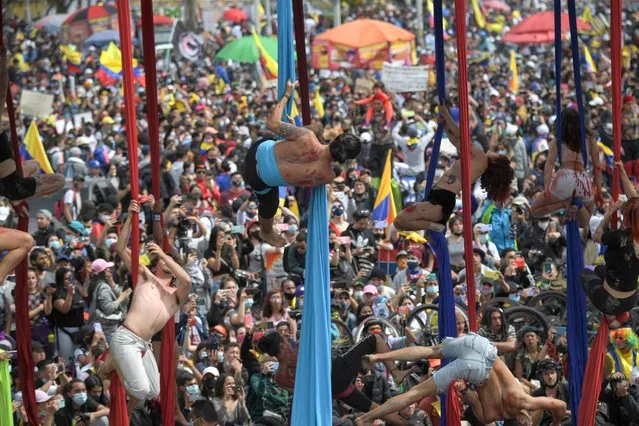Artists perform as they take part in a protest against the government of Colombian President Ivan Duque, in Bogota on May 15, 2021. Clashes between police and demonstrators in anti-government protests since April 28 have resulted in at least 42 deaths – including one police officer – and more than 1,500 injuries to date, according to official figures. (Photo by Raul Arboleda/AFP Photo)