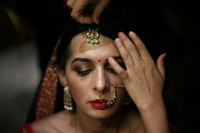 A contestant prepares at the backstage before the Miss Transqueen India 2018 transgender beauty pageant in Mumbai, India on October 7, 2018. (Photo by Francis Mascarenhas/Reuters)