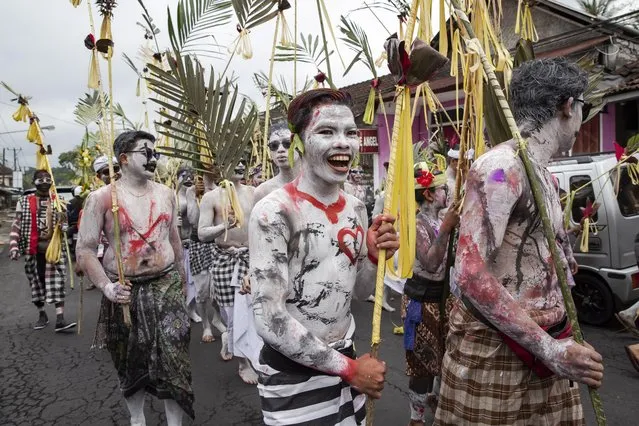People with their bodies painted march during the sacred Ngerebeg ritual at the Tegallalang village in Gianyar, Bali, Indonesia, 06 September 2023. (Photo by Made Nagi/EPA/EFE)