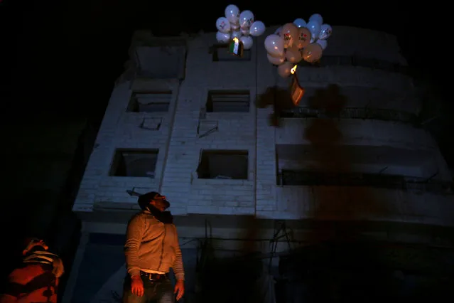 Activists release balloons towards Damascus city on the first day of the truce, marking the end of the year and also to send a message that civil activity will continue in the rebel-held Jobar, a suburb of Damascus, Syria, December 30, 2016. (Photo by Bassam Khabieh/Reuters)