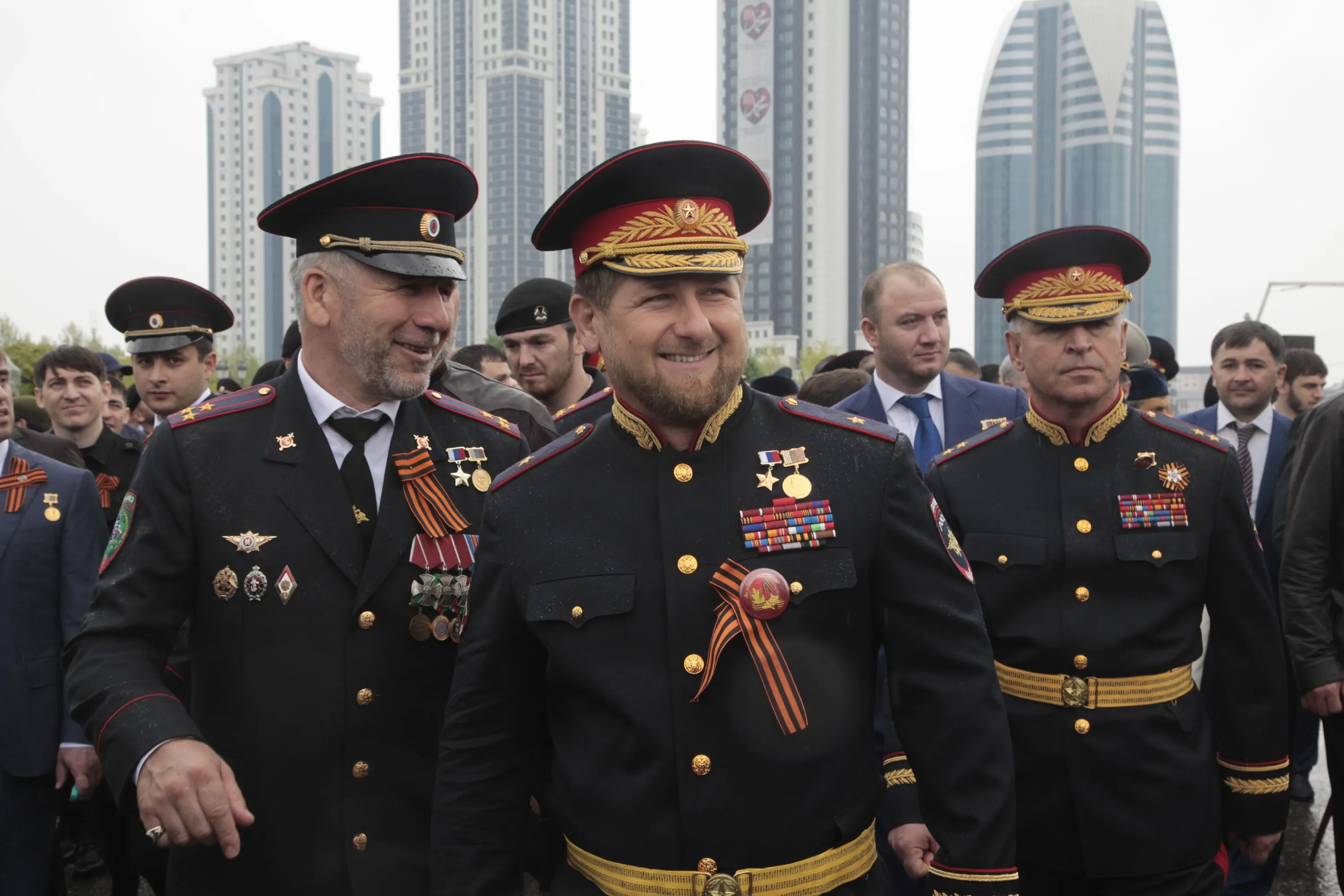 Полковники кадырова. Рамзан Кадыров генерал лейтенант. Рамзан Кадыров в форме Генерала.