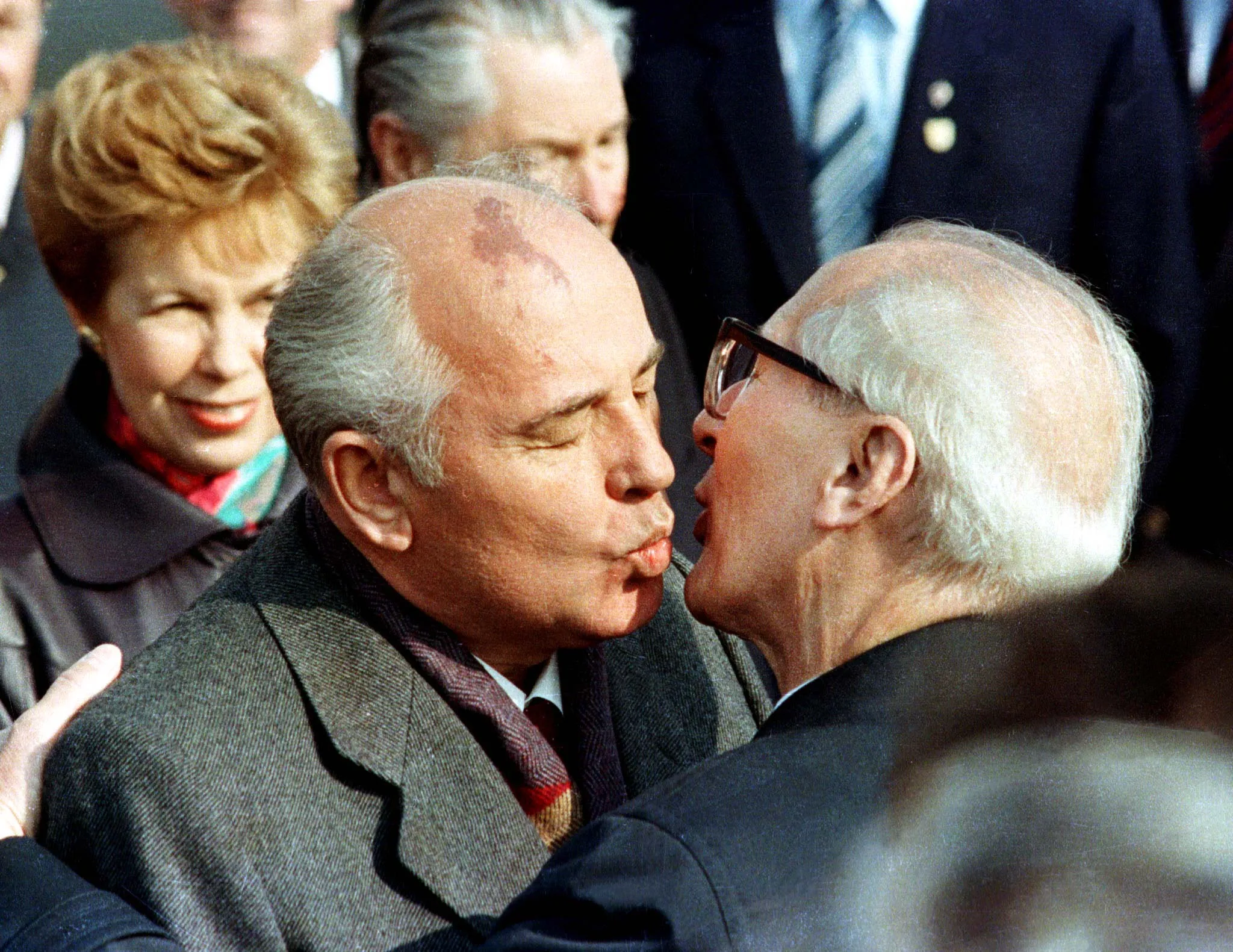 Роль горбачева в гдр кто играет. Горбачев и Брежнев. Андропов и Горбачев. Горбачев и Хонеккер октябрь 1989.