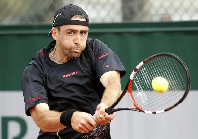 Benjamin Becker of Germany plays a shot to Ruben Bemelmans of Belgium during their men's singles match at the French Open tennis tournament at the Roland Garros stadium in Paris, France, May 25, 2015. (Photo by Jean-Paul Pelissier/Reuters)
