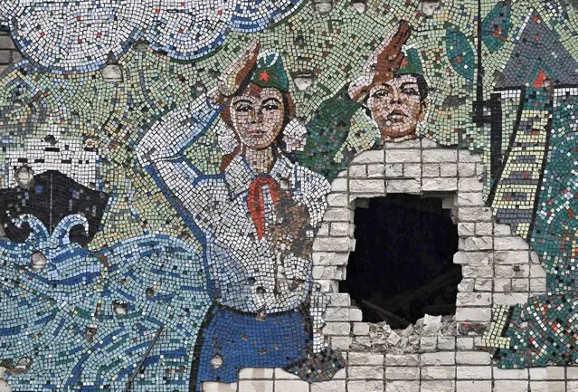 This photograph taken on January 28, 2023, shows a Soviet-era mosaic on a wall of a destroyed school in Oleksandrivka village, Kherson region, amid Russia's military invasion on Ukraine. (Photo by Genya Savilov/AFP Photo)