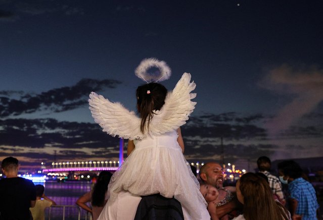 A child wears angel wings while families celebrate New Year's Eve on the Yarra River waterfront, as the Omicron variant of the coronavirus disease (COVID-19) continues to spread, in Melbourne, Australia, December 31, 2021. (Photo by Loren Elliott/Reuters)