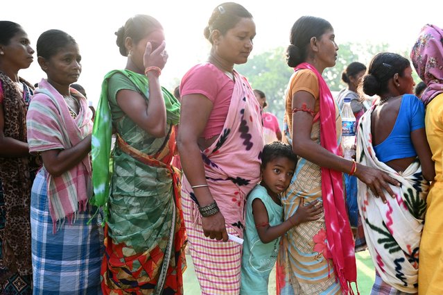 Voters queue up to cast their ballot outside a polling station during the first phase of voting for the India's general election, in Dugeli village of Dantewada district of Chhattisgarh state on April 19, 2024. (Photo by Idrees Mohammed/AFP Photo)