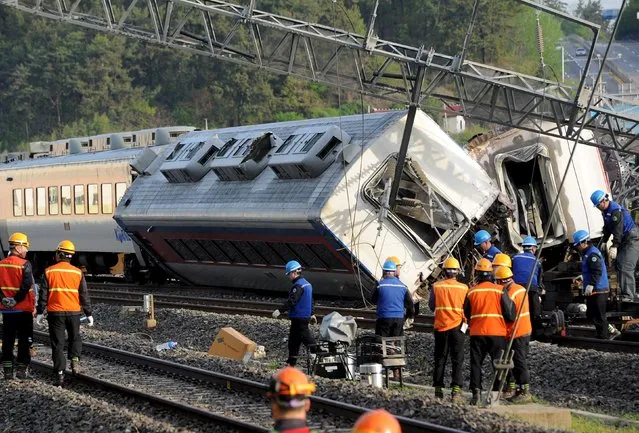 Employees of Korea Railroad Corp (KORAIL) examine the derailed Mugunghwa train in Yeosu, South Korea, April 22, 2016. (Photo by Hwang Hee-kyu/Reuters/News1)