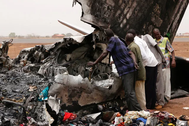 Aviation staff assess the wreckage of a South Supreme Airlines plane that crashed when it landed in the northwestern town of Wau from South Sudan's capital Juba, March 21, 2017. (Photo by Jok Solomun/Reuters)